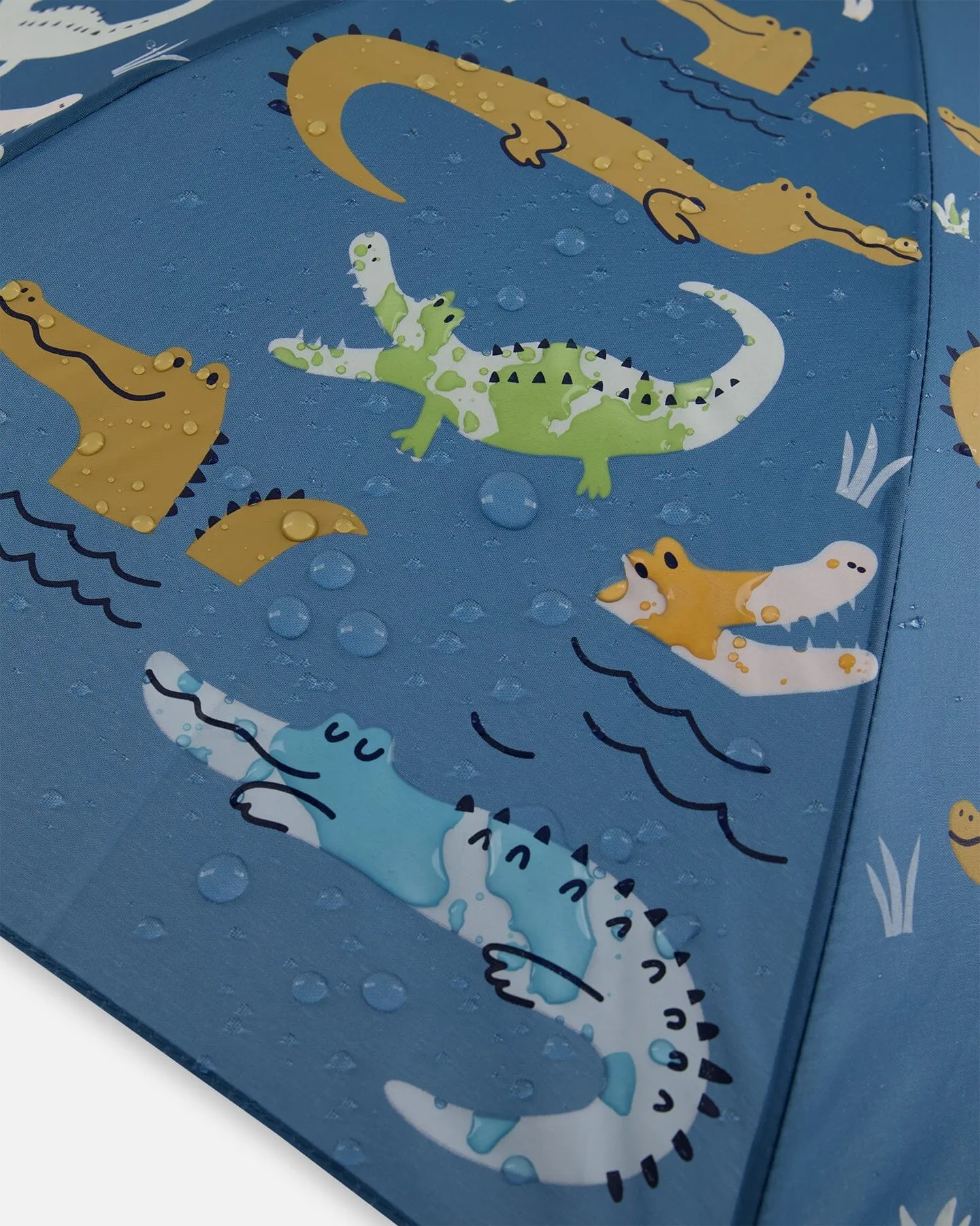 Blue Umbrella With Crocodiles That Change Color Upon Contact With Water